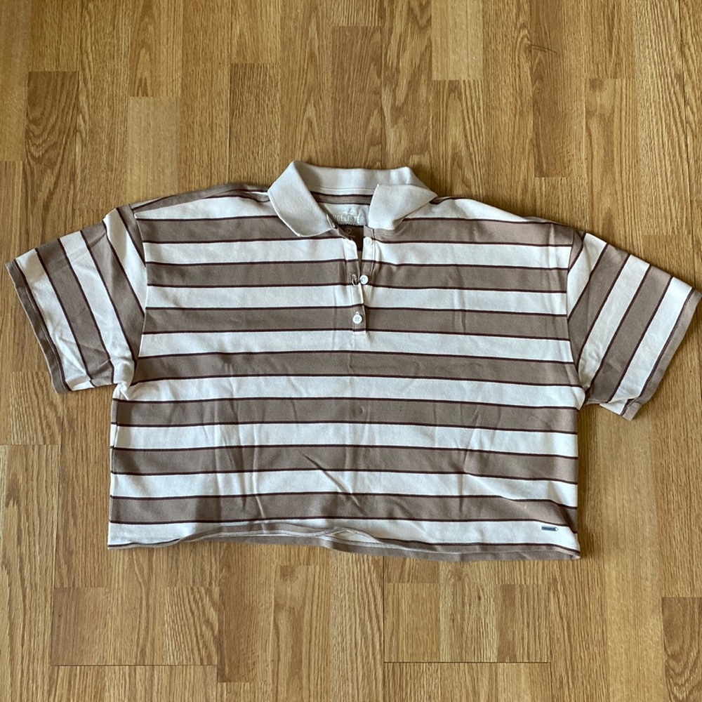 Cropped short sleeve Hollister “Rugby Polo”. Brown, Tan, and White.